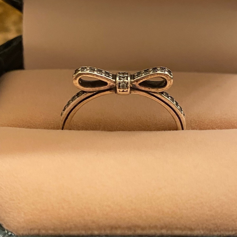 Pandora bow ring- size 8.5 (58)